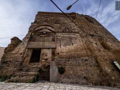 ...conduce all�originario ingresso, ormai in parte murato, dove � possibile ammirare l�antico portale in pietra realizzato nel 1595